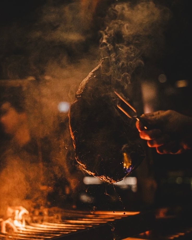 Chef alla brace con fiamme